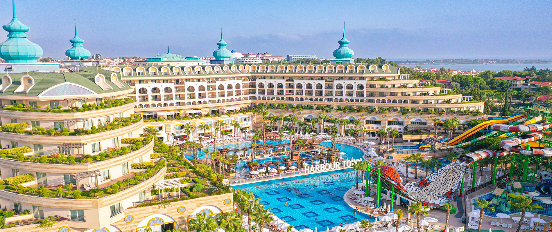 Weitläufige Hotelanlage mit einladendem Poolbereich – ideal für entspannte Urlaubstage Hotelanlage mit großem Pool und gepflegter Außenanlage