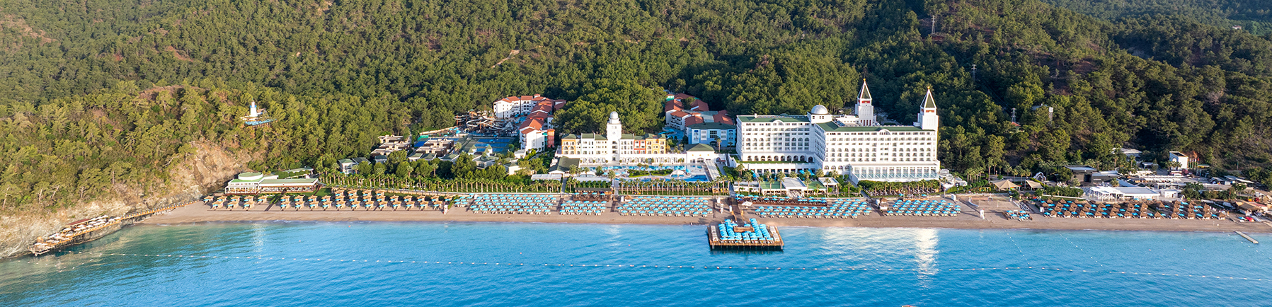 Beeindruckende Vogelperspektive auf das Nirvana Hotel – weitläufige Anlage zwischen Natur, Poollandschaft und Meerblick Luftaufnahme des Nirvana Hotels mit Blick auf Anlage, Pool und Meer