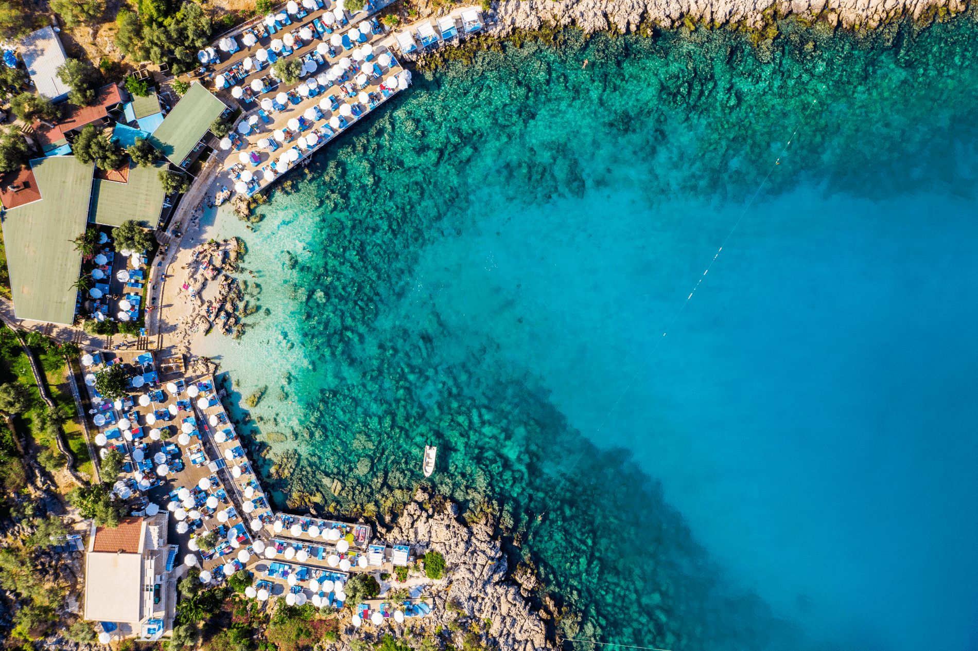 Traumhafter Strand in Kaş aus der Luft, türkisblaues Wasser Luftaufnahme vom Strand in Kaş mit klarem Meer