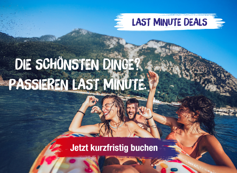 Junge, trendige Leute haben Spaß beim Schwimmen in den Sommerferien und entspannen auf einem aufblasbaren Ring.