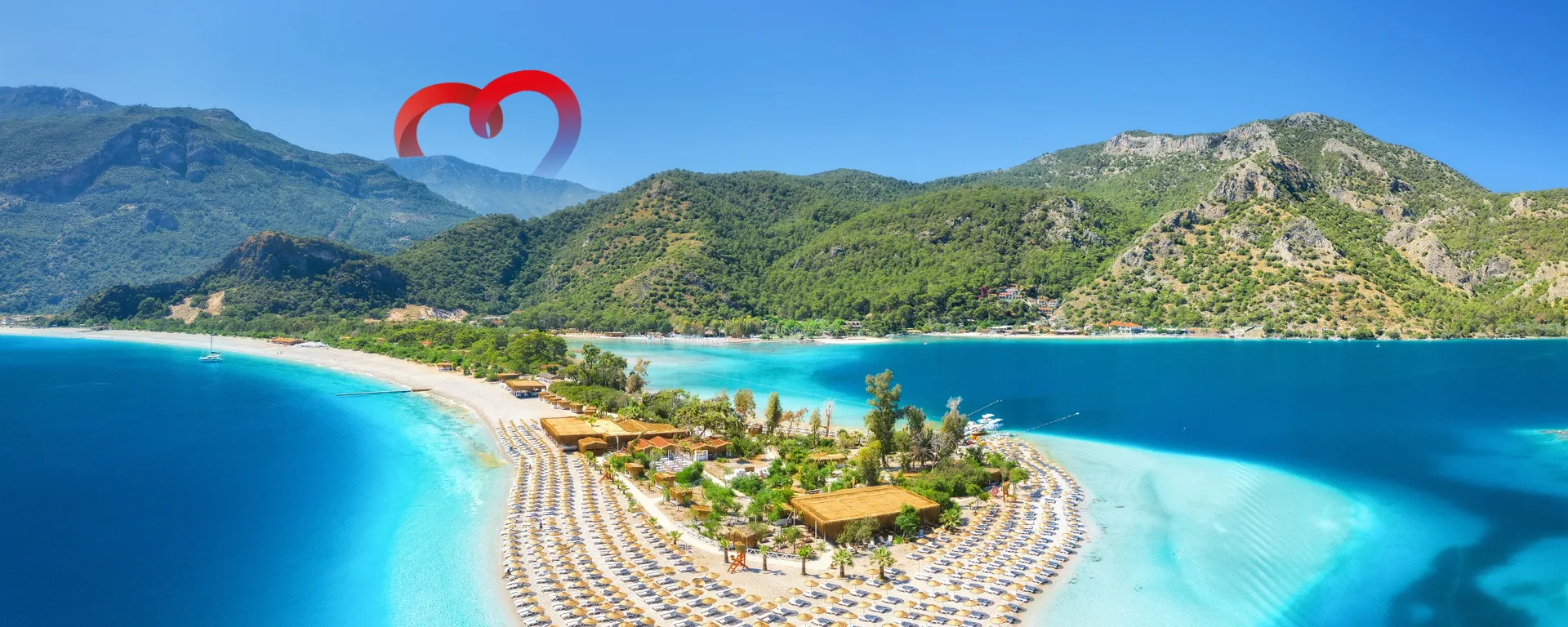 Türkei: Berge, Meer, Sonne, Strand Küste mit Bergen, blauem Meer und Sandstrand