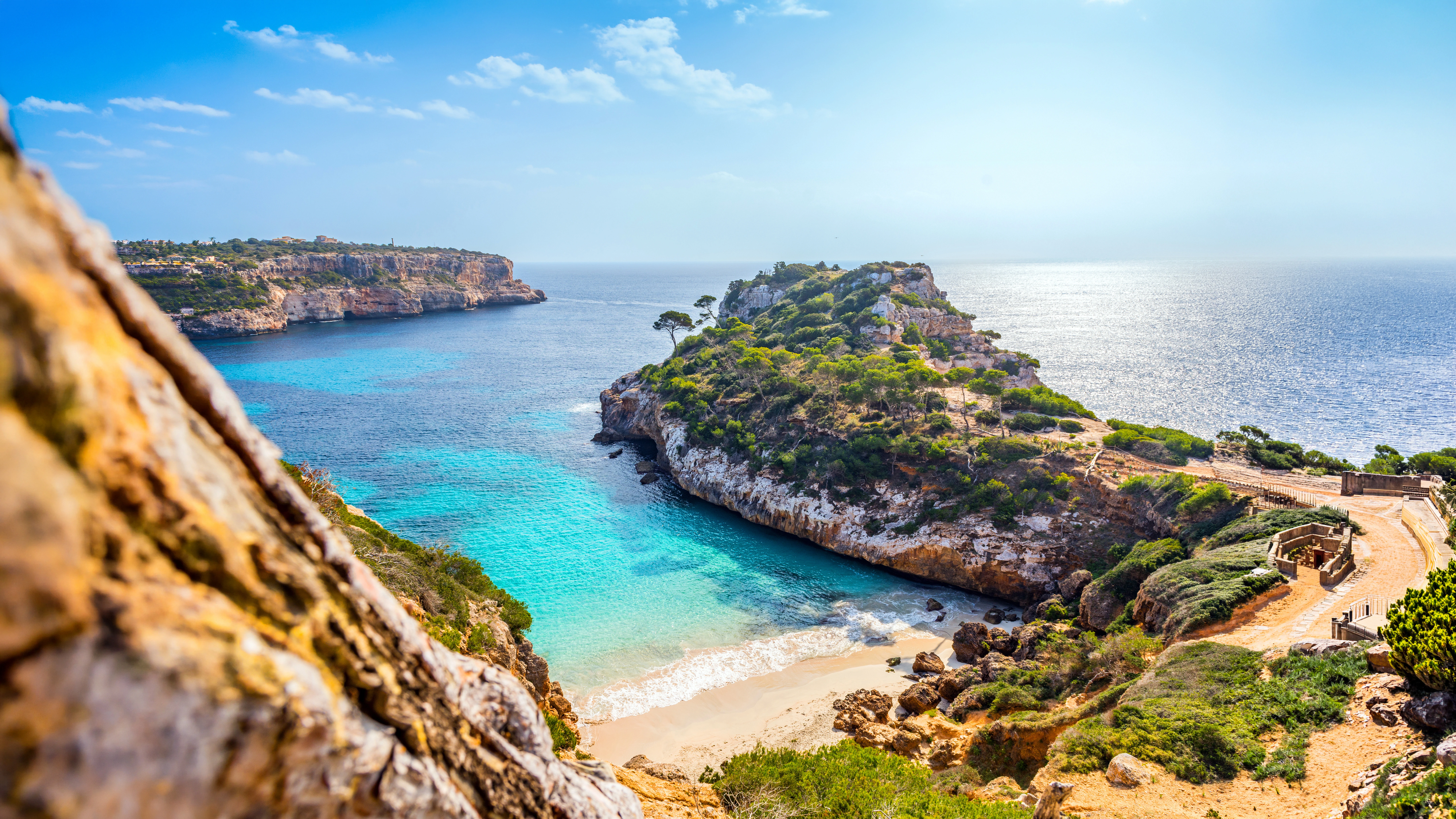 Mallorca – Inselparadies im Mittelmeer Panoramaaufnahme von Mallorca mit malerischen Stränden und beeindruckenden Gebirgen im Hintergrund.