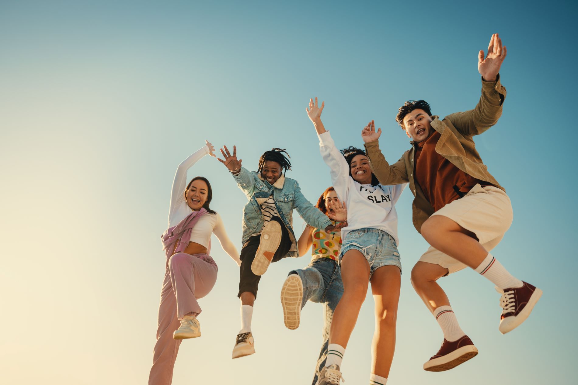 Eine Gruppe von Freunden Eine Gruppe von Freunden springt vor Freude auf ihren Urlaub.